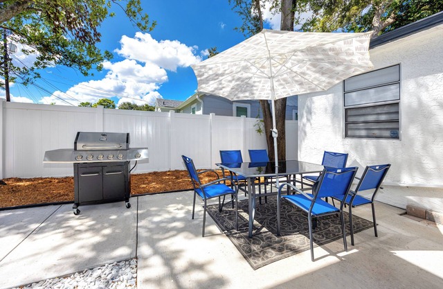 Charming 3BR retreat w/Private yard- 15 min to Gulf Beaches & 6 min to DTSP