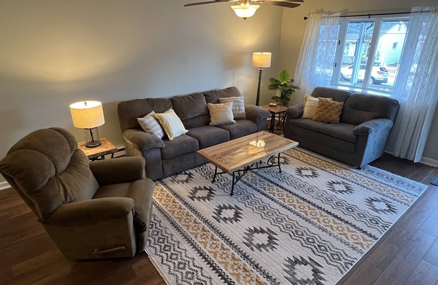 Charming 3BR Townhome; Fast Wi-Fi and Full Kitchen