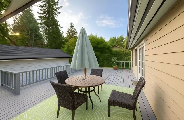 Charming 3BR with A/C & private Balcony with umbrella - Near UW & All Amenities!