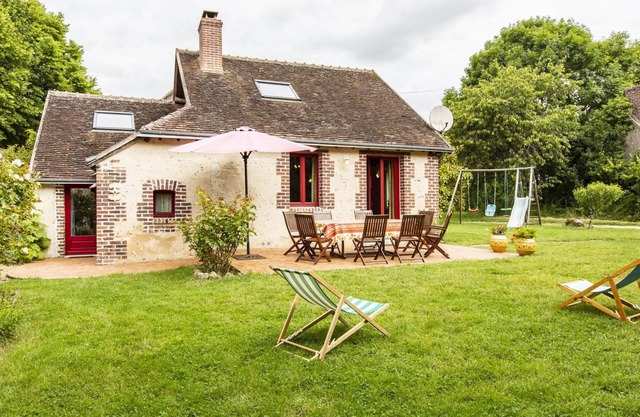 Charming 4-Bed Country House with Garden, Near Loire Castles, Sleeps 8-10, Family-Friendly