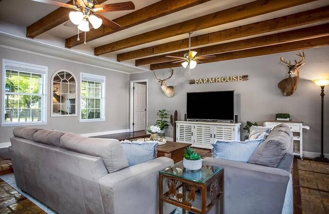 Charming 4-bedroom cottage, 4 BLOCKS OFF MAIN STREET!