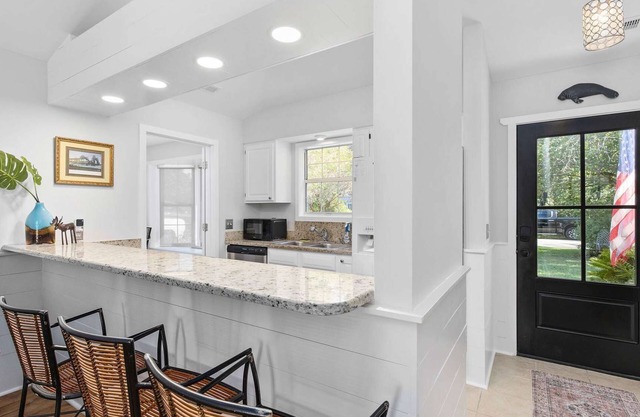 Charming 4-bedroom house w/heated plunge pool and only 3 miles to the beach!
