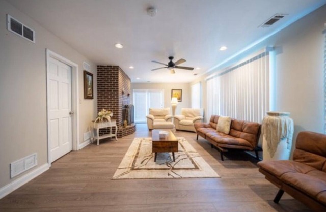 Charming 4-Bedroom Home Backyard 8 gusts with AC and WiFi in Chicago Ridge