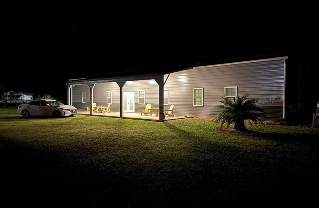 Charming 4-bedroom barndominum in Elberta with AC, WiFi, 5 miles from boat rampn