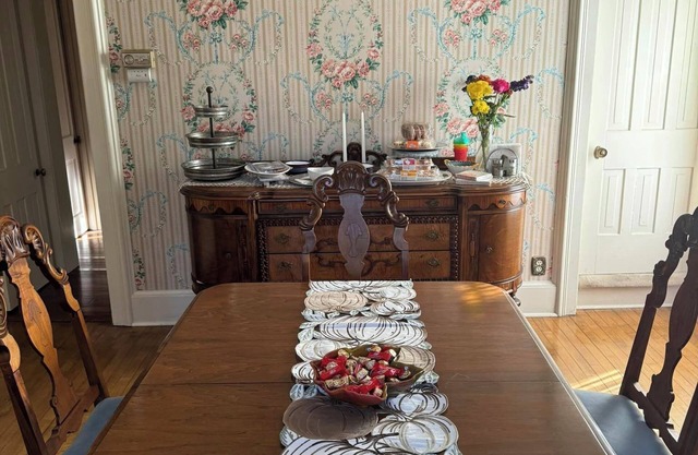 Charming 4-bedroom bed & breakfast in delightful Monroe with WiFi, AC