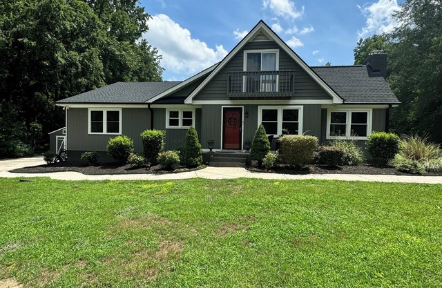 Charming 4-bedroom farmhouse in peaceful Cary