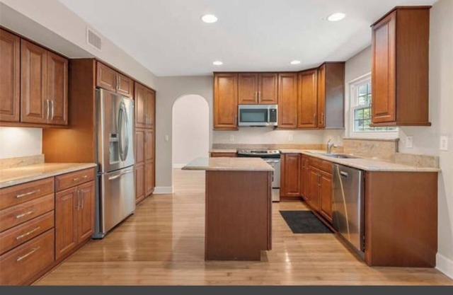 Charming 4-bedroom house, sleeps 8, in Feathersound.