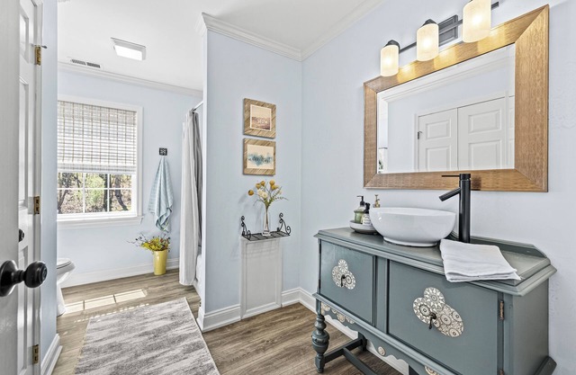 Charming 4-bedroom house nestled on 5 picturesque and tranquil wooded acres!