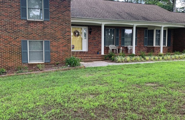 Charming 4-bedroom home with WiFi, AC , deck and firepit in delightful Montross