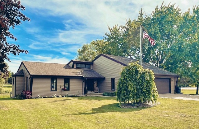Charming 4-bedroom house located on Deer Run Golf Course. Perfect location!