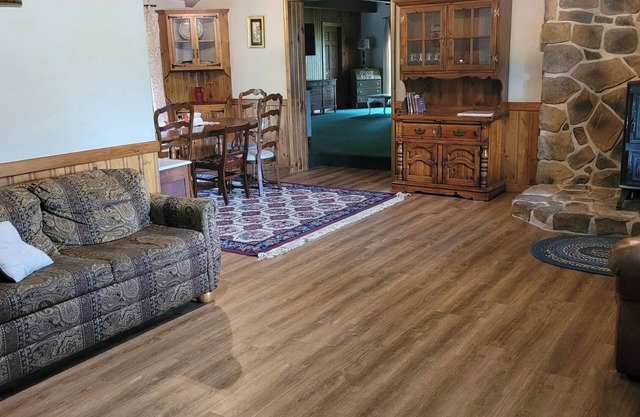 Charming 4-bedroom house with AC and WiFi in serene Bethel
