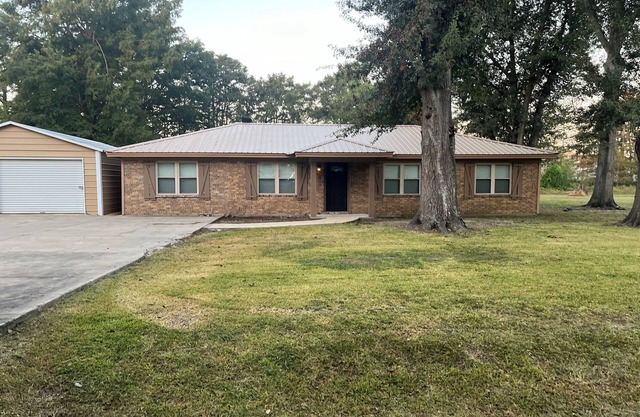 Charming 4-bedroom ranch lake house in lovely Newellton with all amenities!