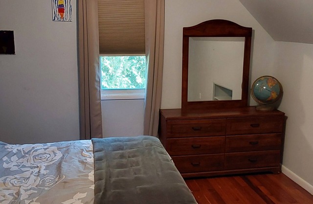 Charming 4-bedroom house with AC and WiFi 30 minute drive to New York City