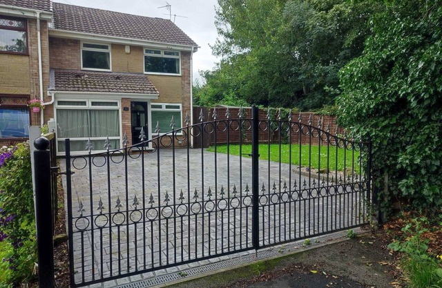 Charming 4 bedrooms house- garden- fenced parking
