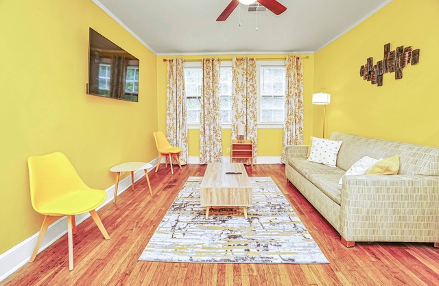Charming 4 Person Apt in Walkable, Green Area