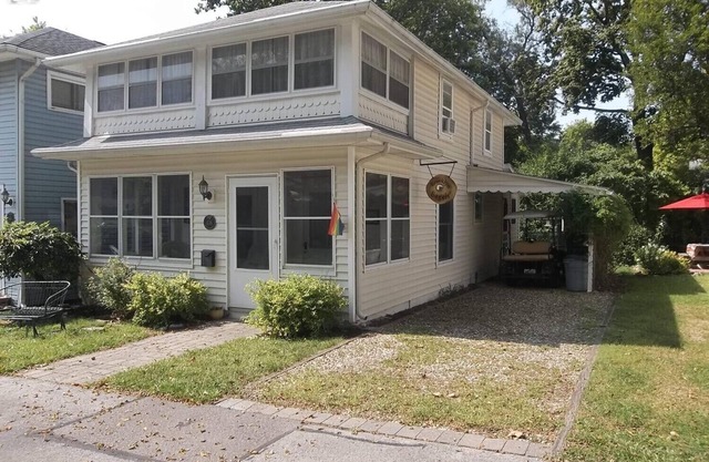 Charming 4 Bedroom Cottage in Lakeside w/4 person golf cart and linens