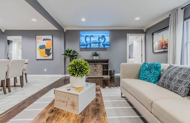 Charming 4BR/2B Home - 5 min from airport, world-class dining & Entertainment V