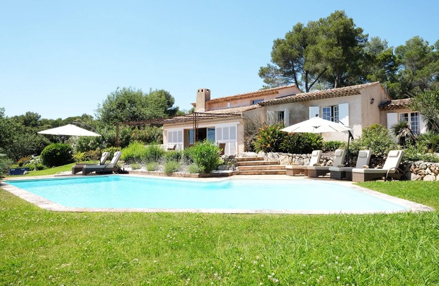Charming 5 bedroom, 3 bathroom Villa in gated domain near Valbonne with sea view