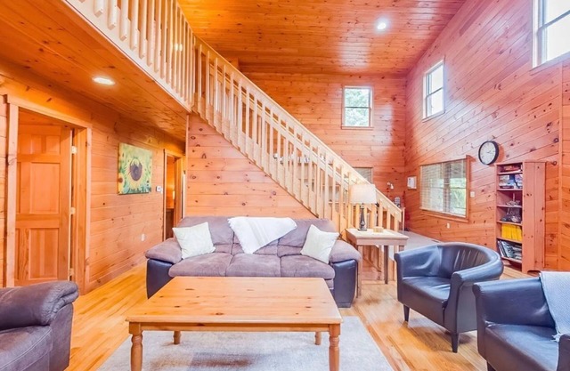 Charming 5-bedroom lodge in delightful Benton minutes from Ricketts Glen.