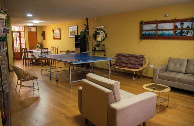 Charming 5-bedroom with private bathroom house with ping pong table and WiFi