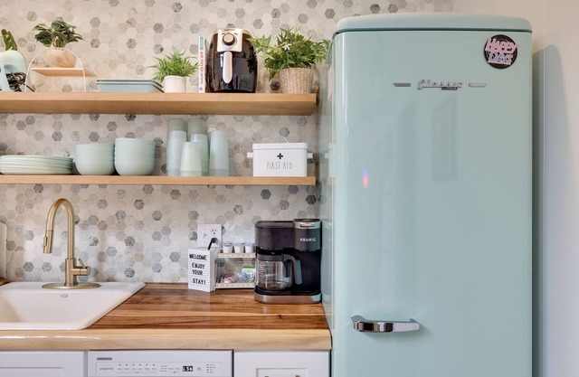 Charming 50's Diner-Style Cabin with Jukebox and Hottub!