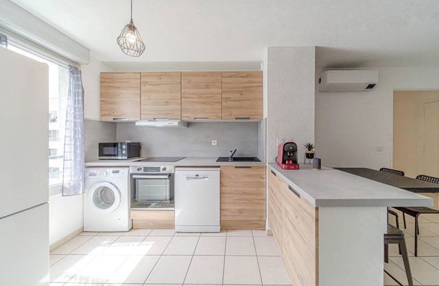 Charming 6-person apartment with a balcony in Feyssine La Doua