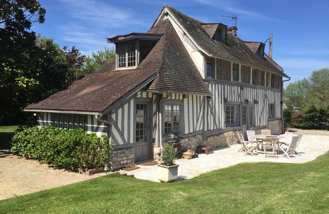 Charming and authentic Norman property with swimming pool 5 minutes from Deauville