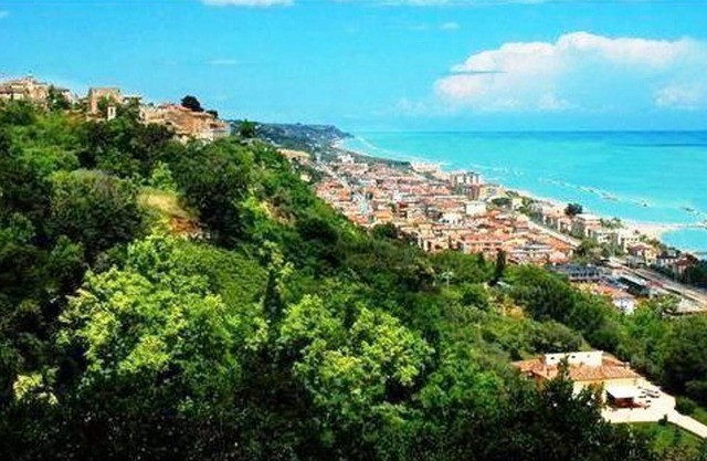 Charming and comfortable house between mountains and beaches. Welcome Pets