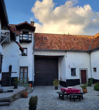 Charming and cosy ART DECO house in old historic farm with private natural pool and gardens with hiking and cycling trails nearby