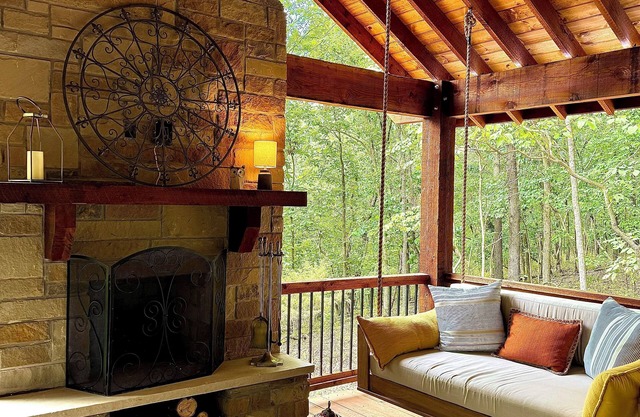 Charming and Cozy Cabin on a Mountainside Outside Eureka Springs