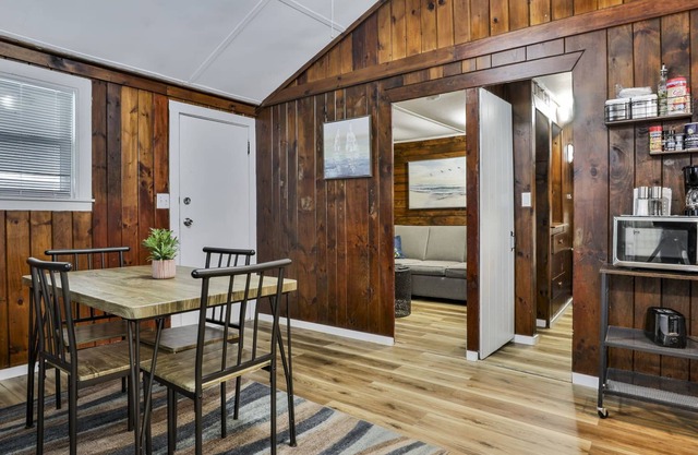 Charming and Cozy Cottage in Laconia