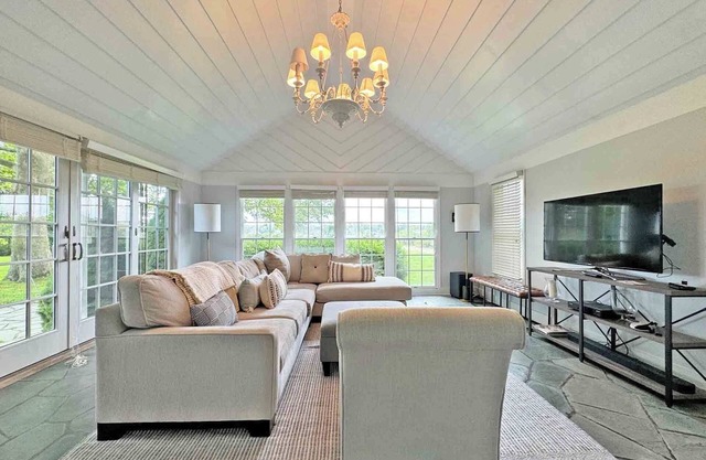 Charming and Serene Waterfront 2-bedroom Cottage in Quogue