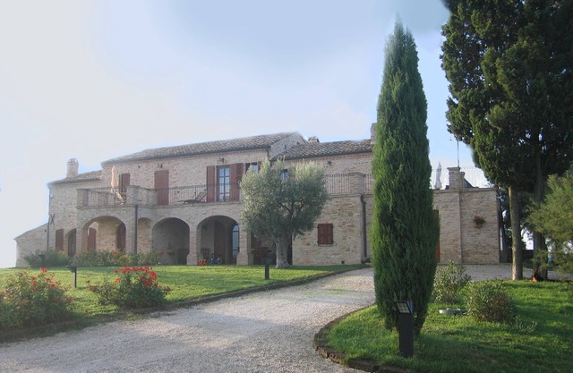 Charming apartment in a fantastic hillside location and near the sea