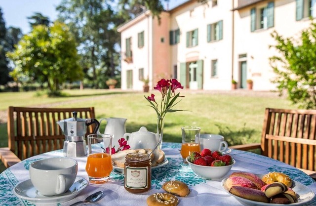 Charming apartment "Anna" in historical Villa Calanco on the hills of Dozza