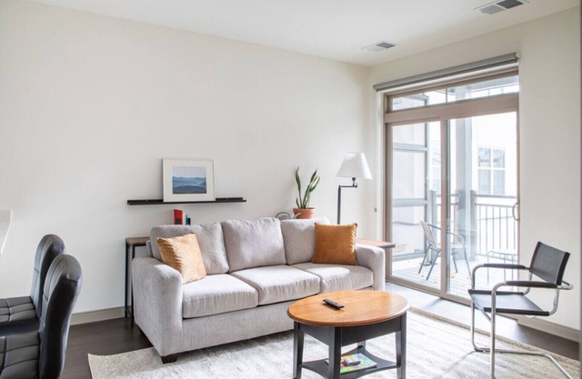 Charming Apartment with Gym and Balcony