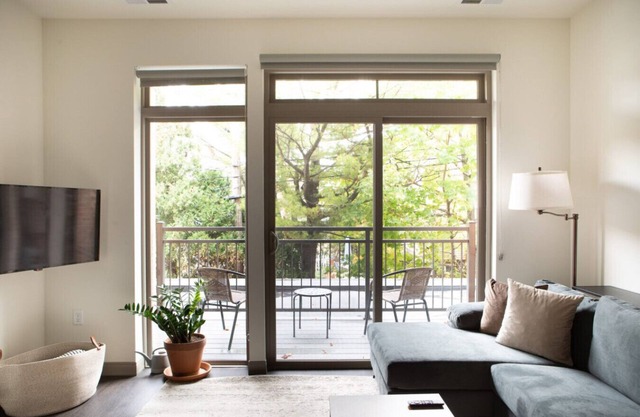 Charming Apartment with Gym and Balcony