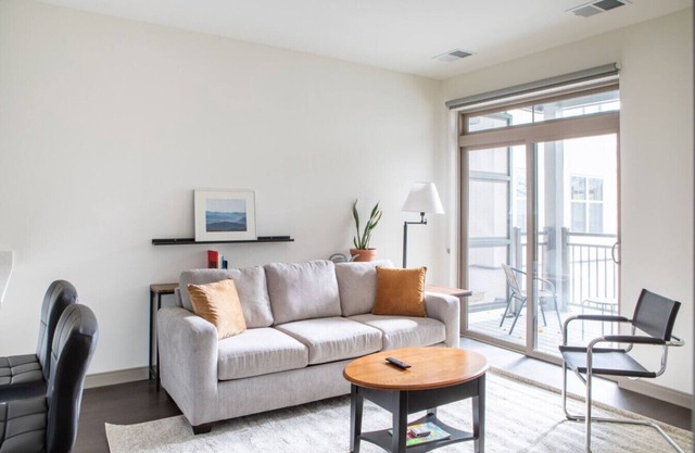 Charming Apartment with Gym and Balcony