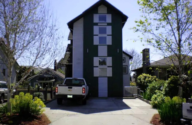 Charming Ballard Studio: King Bed, Private Backyard, EV Charging & Parking