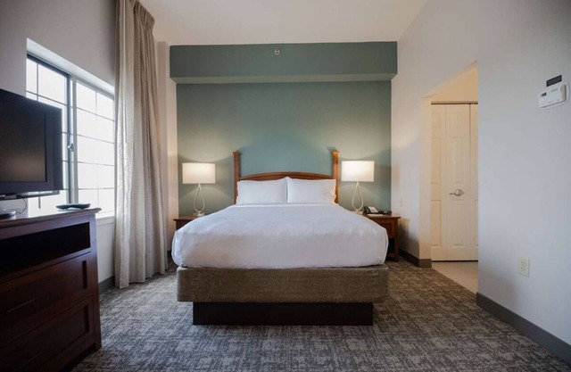 Charming Baton Rouge Suite! Spacious with Full Kitchen! Near Old State Capitol!