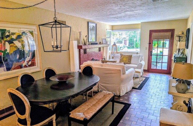 Charming Beach Cottage on Lido Beach.walk to the beach and St Armand's Circle
