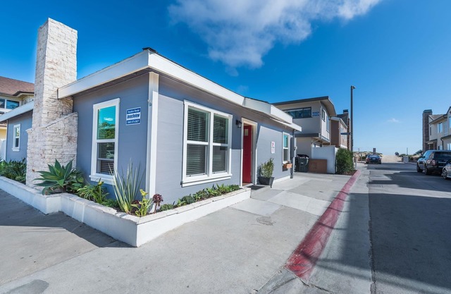 Charming Beachside Vacation Cottage - A Frisbee Throw to the Sand!