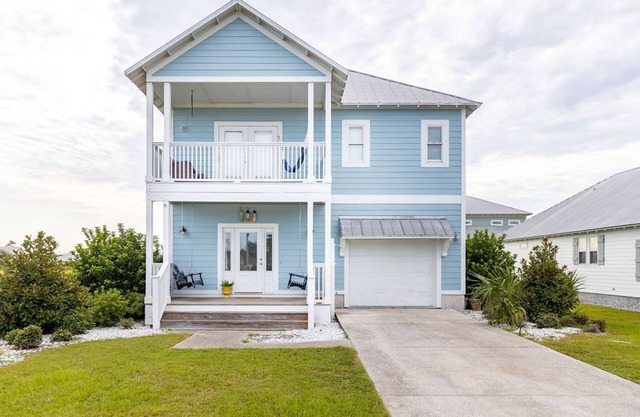 Charming Beachside Home - Quaint Enclave - Community Pool - Golf Cart Available