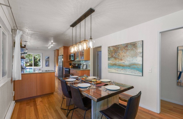 Charming & Beautiful. Perfect for families.Swing. Tree House, Dog Friendly +