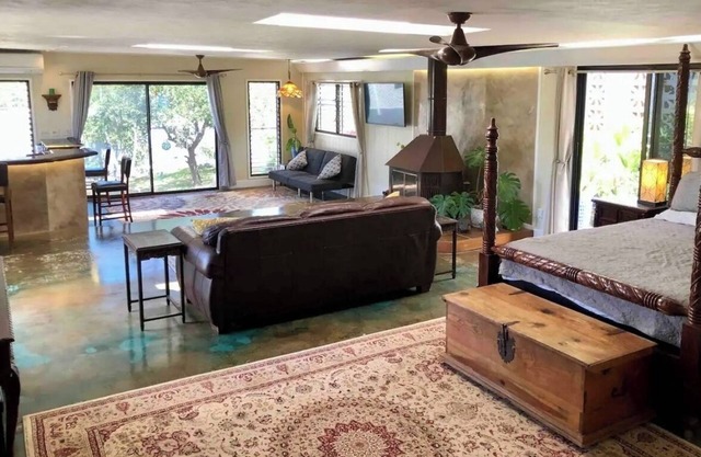 Charming bed & breakfast on the slopes of Haleakala with AC, WiFi.
