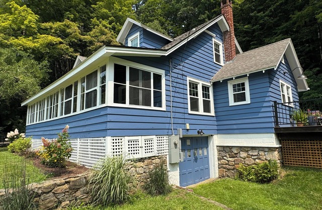 Charming Berkshire Farmhouse: Your Cozy Retreat Awaits!