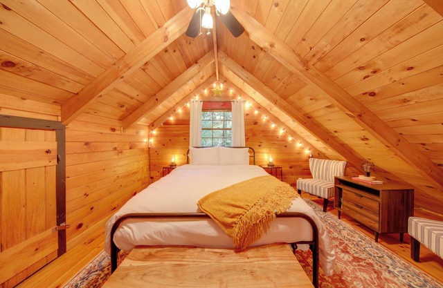 Charming Blue Ridge Mountain Cabin w/Hot Tub