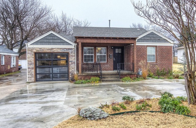 Charming Brick Home Off Of Route 66 Near Tulsa Expo Fairgrounds. Sleeps 8