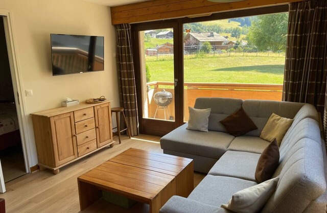 Charming Bright Spacious Village Walk to lift Hike