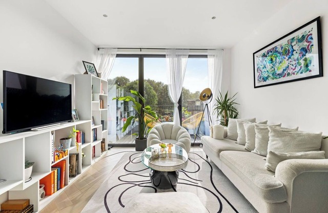 Charming bright Wimbledon Park flat|Free Parking|Large South Facing Terrace