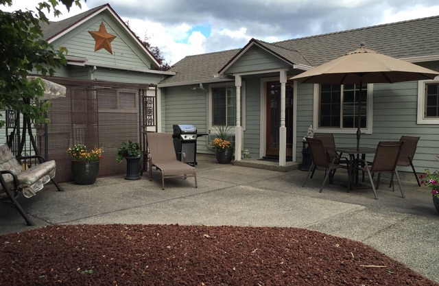 Charming Bungalow 1 1/2 blocks to Historic Grants Pass